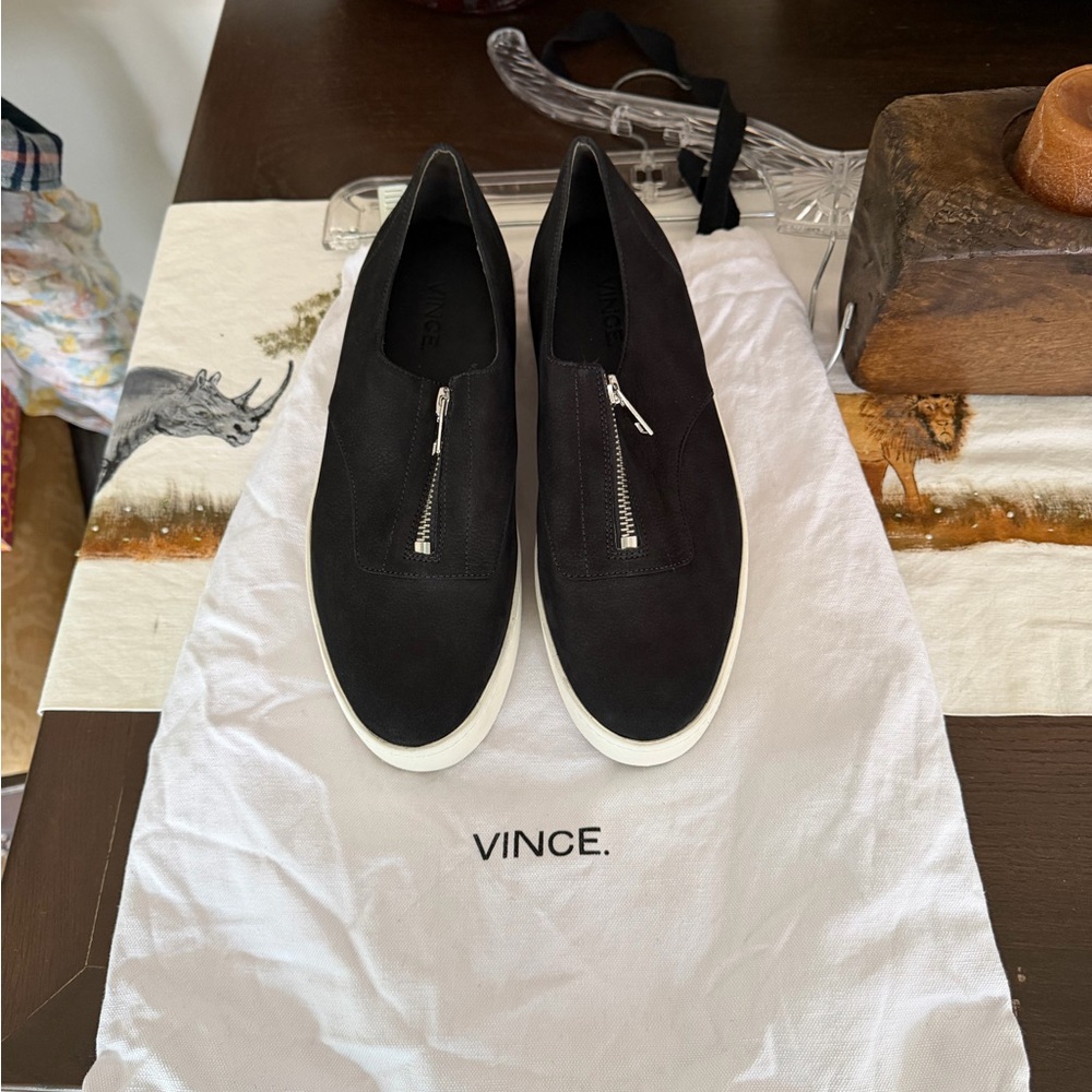 NWOT “VINCE” Zipper Front Shoes 👟